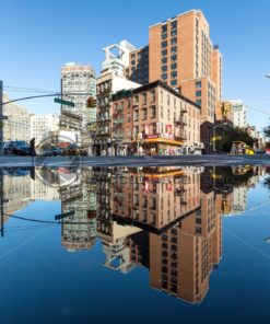 Reflektionen im Wasser, Broadway, New York, USA - Bildtankstelle.de