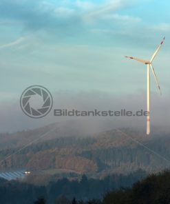 Windräder im Morgennebel, Nähe Ottweiler, Saarland - Bildtankstelle.de