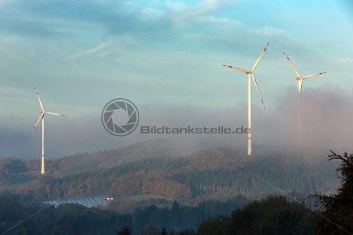 Windräder im Morgennebel, Nähe Ottweiler, Saarland - Bildtankstelle.de