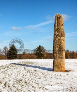 Der imposante Gollenstein auf einem verschneiten Feld, Blieskastel, Saarland - Bildtankstelle.de