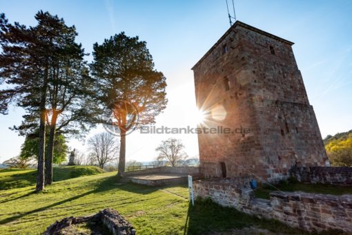 der alte Turm der Siersburg im Gegenlicht, Siersburg, Saarland - Bildtankstelle.de