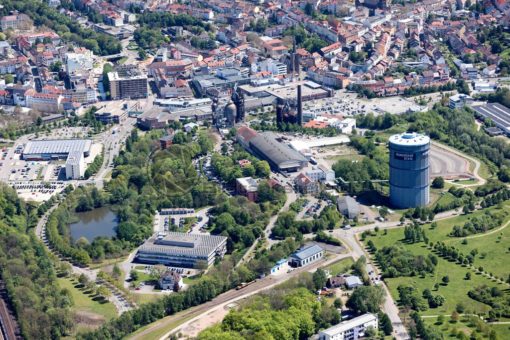 Luftaufnahme von Neunkirchen mit altem Hüttenareal in attraktiver Nachbarschaft zur Stadt und dem Saarpark-Center, Neunkichen, Saarland - Bildtankstelle.de