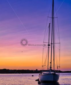 Segelboot bei Sonnenaufgang - Bildtankstelle.de