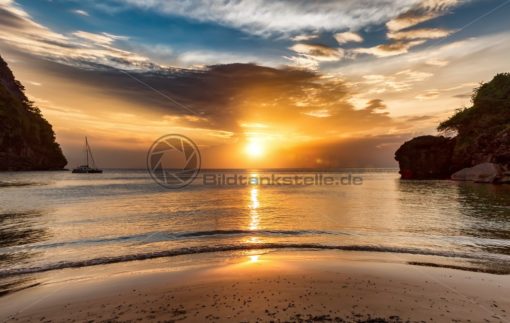 Sonnenuntergang am tropischen Strand: Blickfang-Motive für Zuhause, Praxis, Büro, Hotel - Bildtankstelle.de