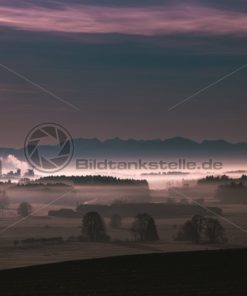 Nebliger Sonnenaufgang im Alpenvorland - Bildtankstelle.de
