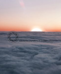 Sonnenaufgang über den Wolken - Bildtankstelle.de