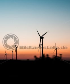 Windräder im Sonnenuntergang - Bildtankstelle.de