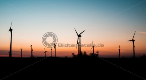Windräder im Sonnenuntergang - Bildtankstelle.de