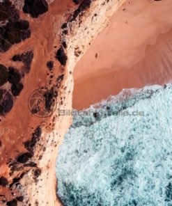 Luftaufnahme Strand, Meer, Klippe. - Bildtankstelle.de