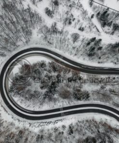 Straße im Winterwald - Bildtankstelle.de