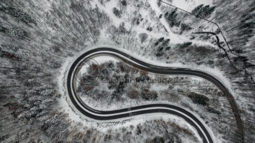 Straße im Winterwald - Bildtankstelle.de