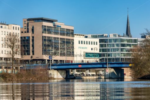 Blick auf die Luisenbrücke mit der IKK und Primark im Hintergrund, Saarbrücken, Saarland - Bildtankstelle.de