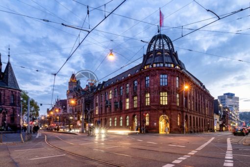 Saarbrücker Innenstadt am Abend, Filiale der Postbank in der Dudweilerstraße - Bildtankstelle.de